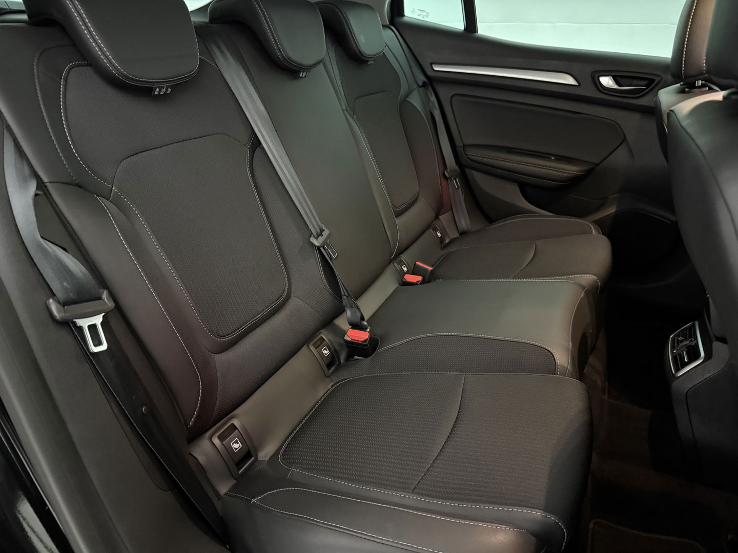 Renault Mégane 1.6 e-Tech Plug-in Intens | Adap. Cruise | Virtual | Sfeer | HuD | Stoel/Stuur verw. | Camera | Carplay | Keyless