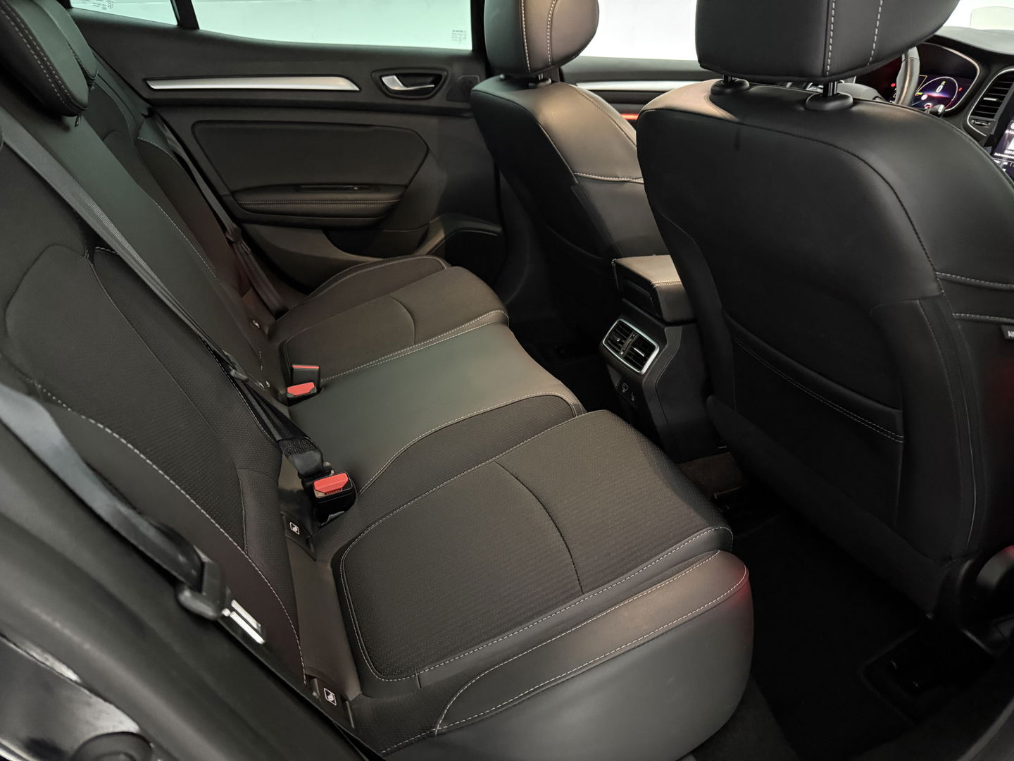 Renault Mégane 1.6 e-Tech Plug-in Intens | Adap. Cruise | Virtual | Sfeer | HuD | Stoel/Stuur verw. | Camera | Carplay | Keyless