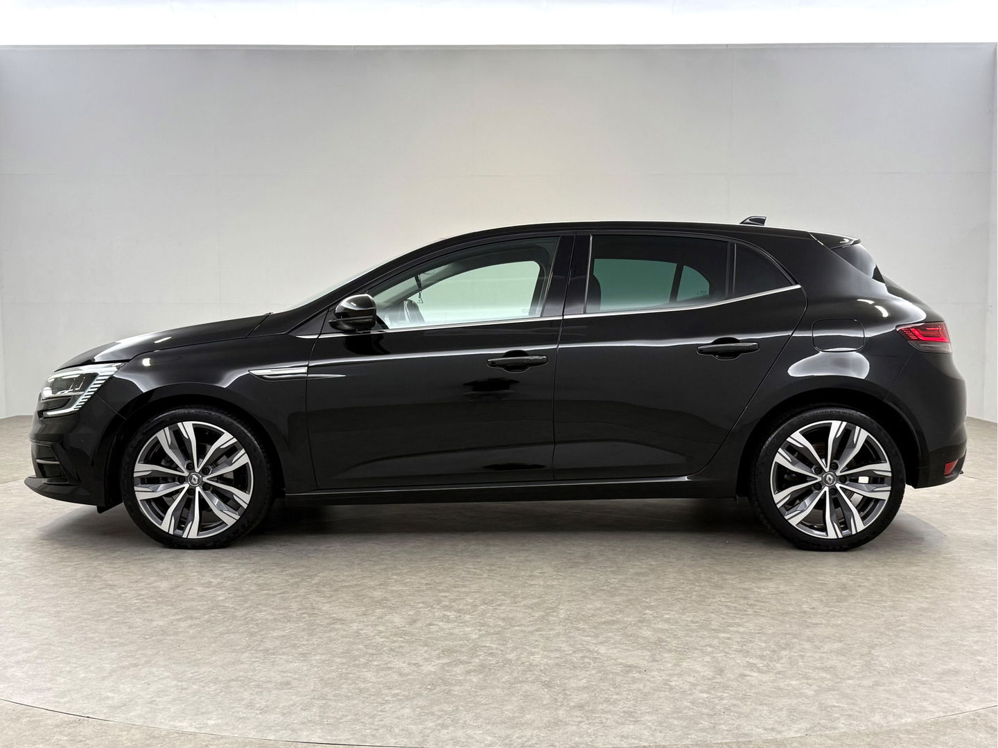 Renault Mégane 1.6 e-Tech Plug-in Intens | Adap. Cruise | Virtual | Sfeer | HuD | Stoel/Stuur verw. | Camera | Carplay | Keyless