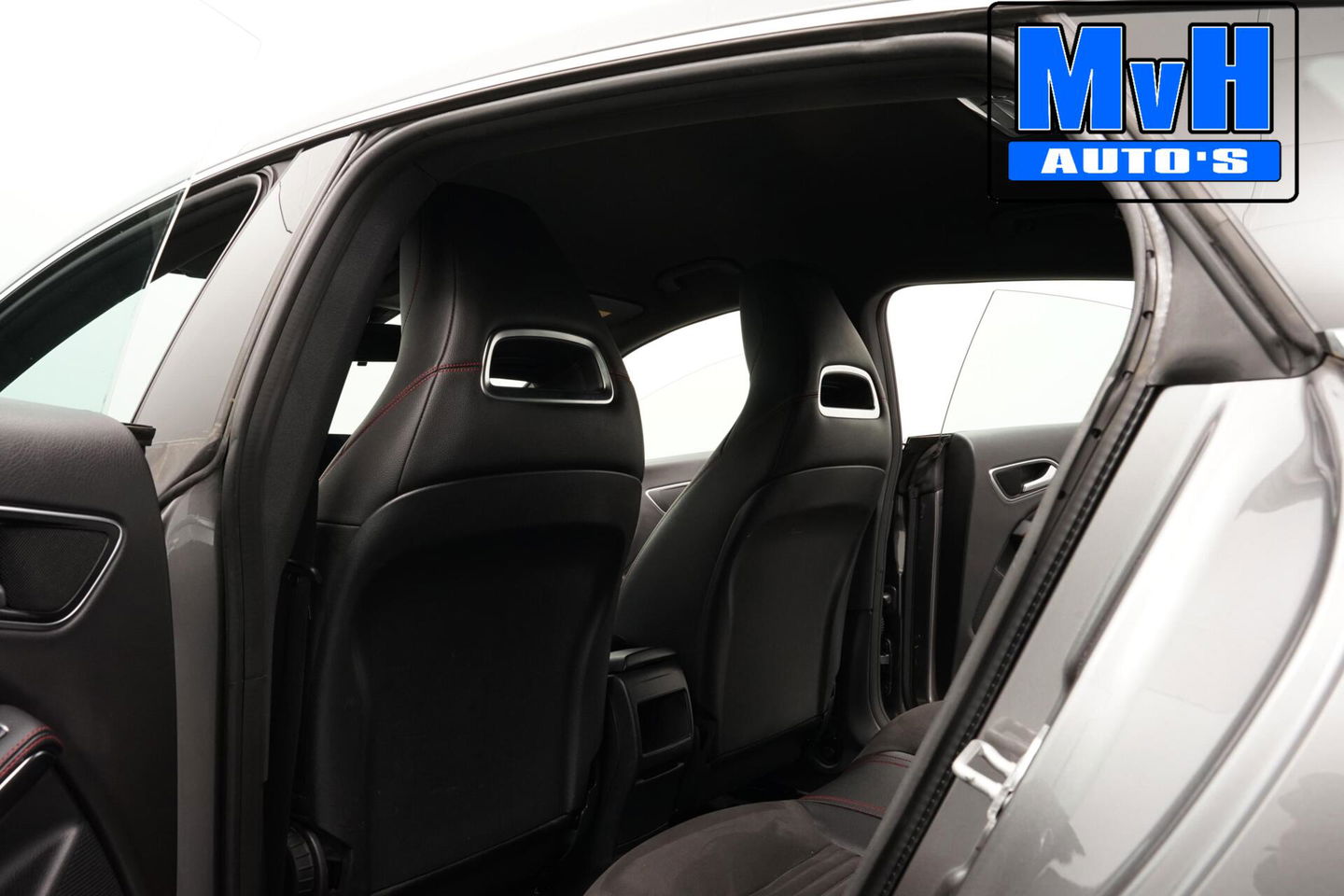 Mercedes-Benz CLA Shooting Brake 180 AMG|TREKH|CARPLAY|LED