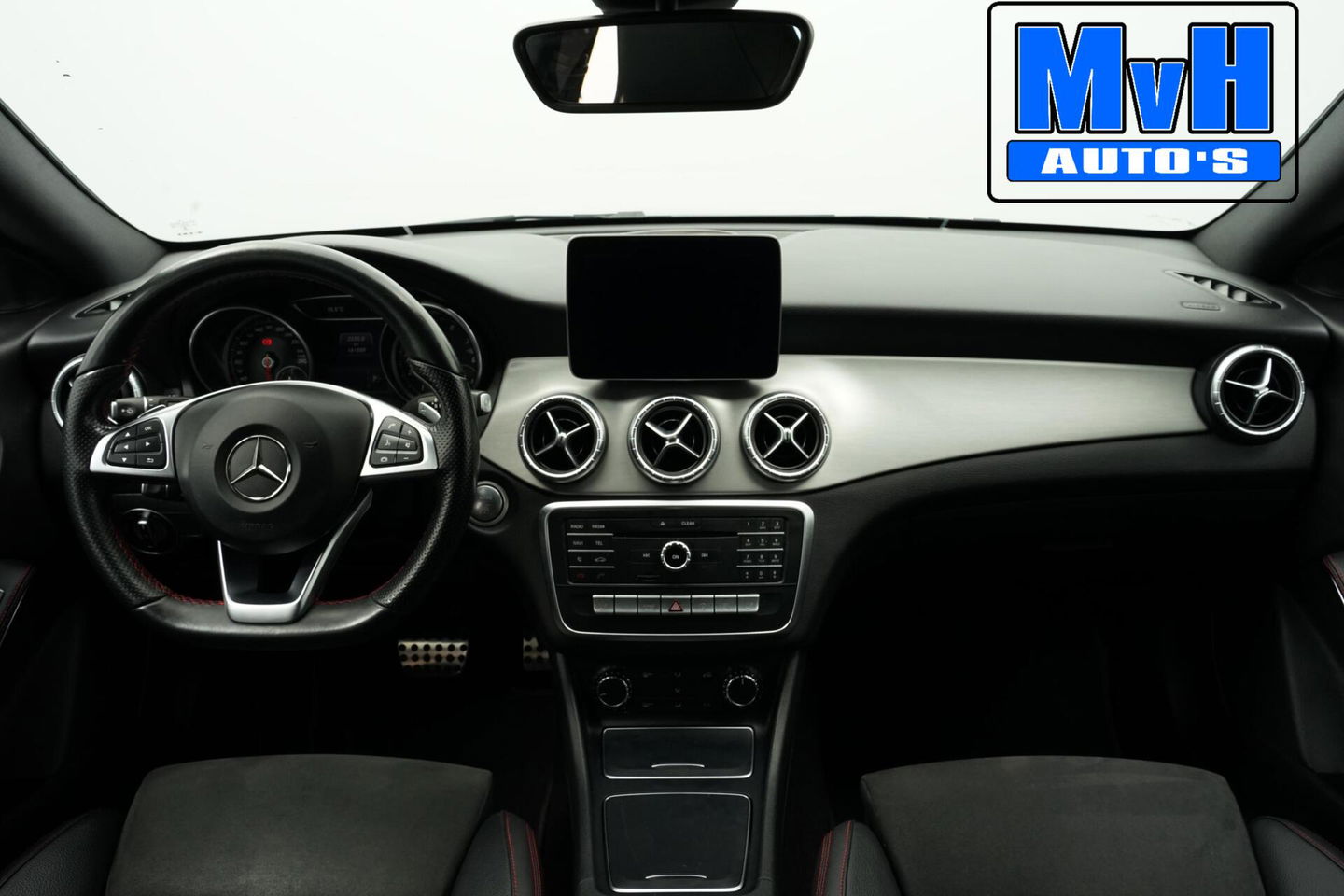 Mercedes-Benz CLA Shooting Brake 180 AMG|TREKH|CARPLAY|LED