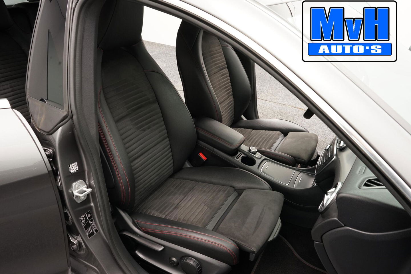 Mercedes-Benz CLA Shooting Brake 180 AMG|TREKH|CARPLAY|LED