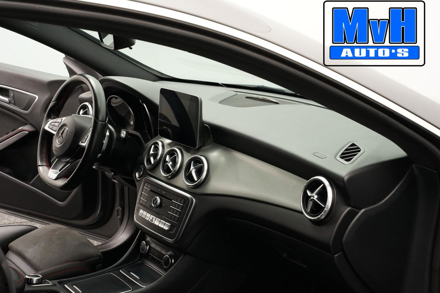 Mercedes-Benz CLA Shooting Brake 180 AMG|TREKH|CARPLAY|LED