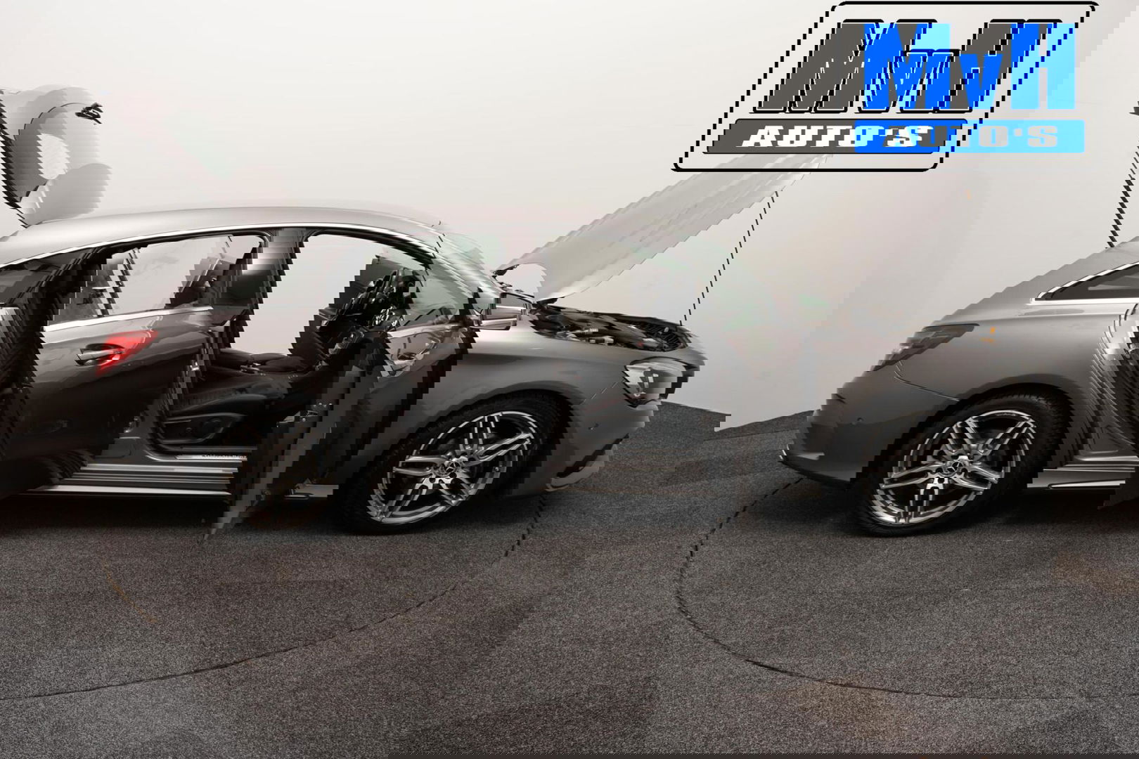 Mercedes-Benz CLA Shooting Brake 180 AMG|TREKH|CARPLAY|LED