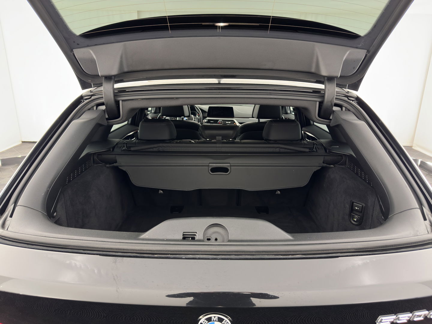 BMW 5 Serie Touring 530d Sportline High Executive Aut. *PANO | LUXURY-LEATHER | FULL-LED | MEMORY-PACK | TOP-VIEW | HEATED-COMFORTSEATS | NAVI-FULLMAP | PRIVACY-GLASS | AMBIENT-LIGHT | ECC | CARPLAY | PDC | TOWBAR | SHIFT-PADDLES | 20"ALU*