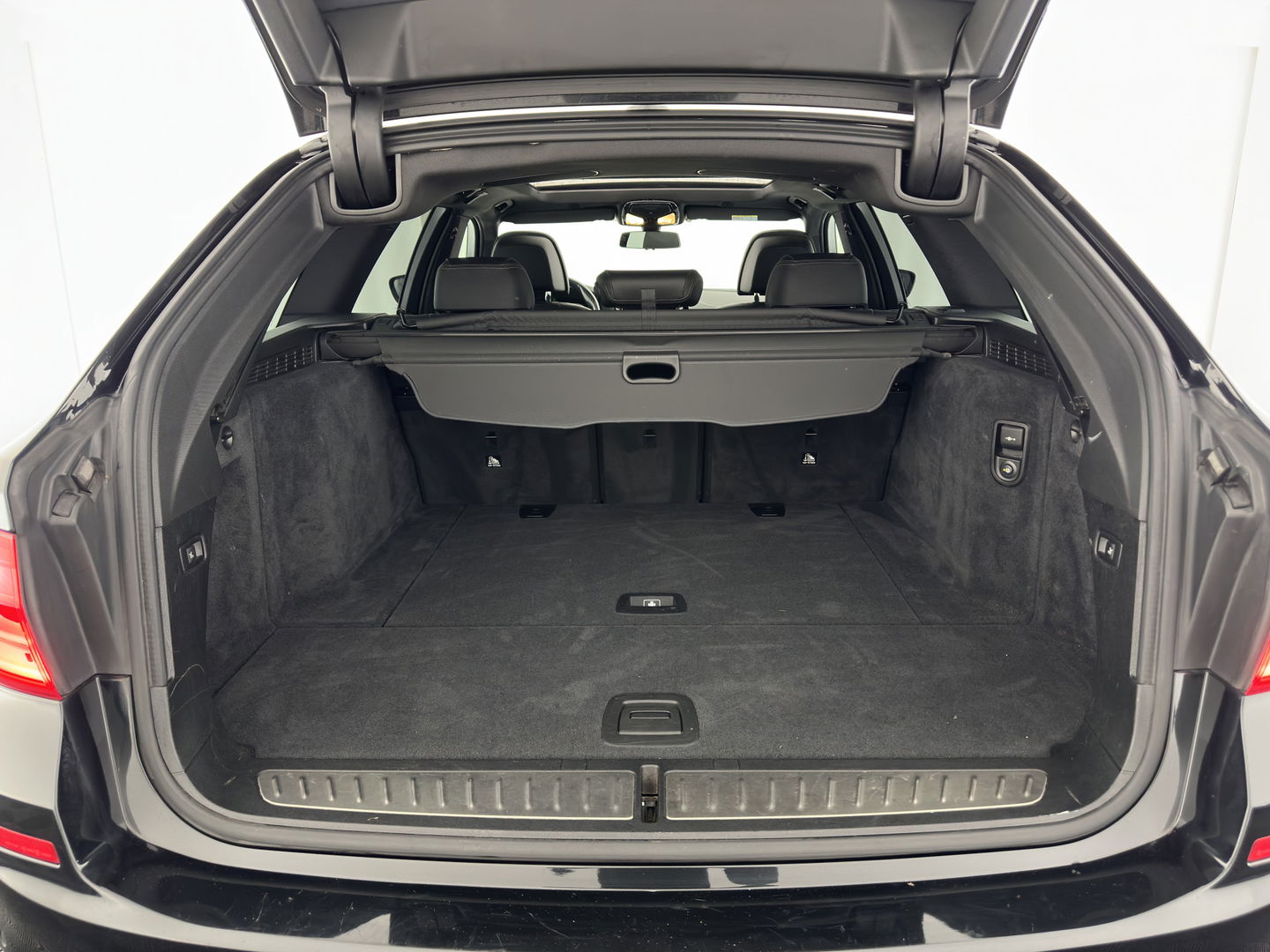 BMW 5 Serie Touring 530d High Executive Aut. *PANO | LUXURY-LEATHER | FULL-LED | MEMORY-PACK | TOP-VIEW | HEATED-COMFORTSEATS | NAVI-FULLMAP | PRIVACY-GLASS | AMBIENT-LIGHT | ECC | PDC | 20''ALU*