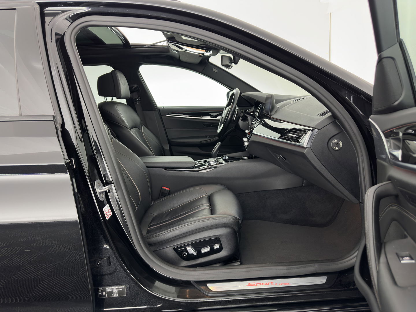 BMW 5 Serie Touring 530d Sportline High Executive Aut. *PANO | LUXURY-LEATHER | FULL-LED | MEMORY-PACK | TOP-VIEW | HEATED-COMFORTSEATS | NAVI-FULLMAP | PRIVACY-GLASS | AMBIENT-LIGHT | ECC | CARPLAY | PDC | TOWBAR | SHIFT-PADDLES | 20"ALU*