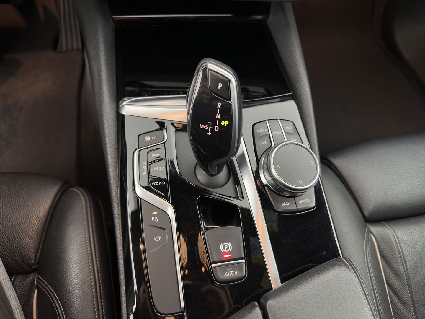 BMW 5 Serie Touring 530d Sportline High Executive Aut. *PANO | LUXURY-LEATHER | FULL-LED | MEMORY-PACK | TOP-VIEW | HEATED-COMFORTSEATS | NAVI-FULLMAP | PRIVACY-GLASS | AMBIENT-LIGHT | ECC | CARPLAY | PDC | TOWBAR | SHIFT-PADDLES | 20"ALU*