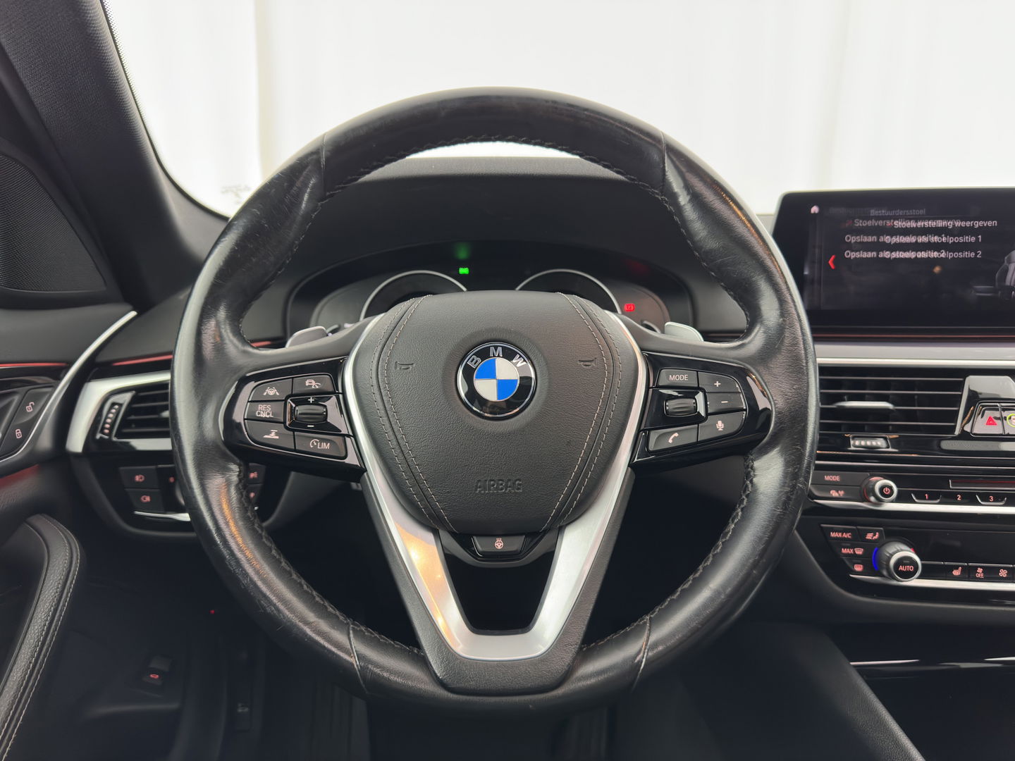 BMW 5 Serie Touring 530d Sportline High Executive Aut. *PANO | LUXURY-LEATHER | FULL-LED | MEMORY-PACK | TOP-VIEW | HEATED-COMFORTSEATS | NAVI-FULLMAP | PRIVACY-GLASS | AMBIENT-LIGHT | ECC | CARPLAY | PDC | TOWBAR | SHIFT-PADDLES | 20"ALU*