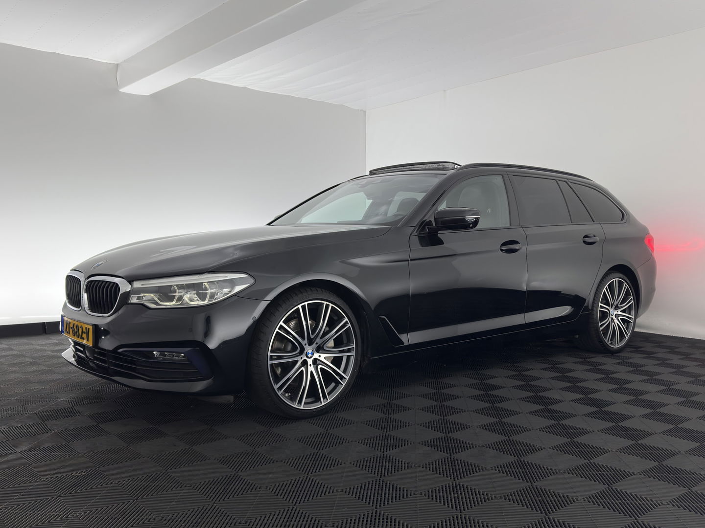 BMW 5 Serie Touring 530d Sportline High Executive Aut. *PANO | LUXURY-LEATHER | FULL-LED | MEMORY-PACK | TOP-VIEW | HEATED-COMFORTSEATS | NAVI-FULLMAP | PRIVACY-GLASS | AMBIENT-LIGHT | ECC | CARPLAY | PDC | TOWBAR | SHIFT-PADDLES | 20"ALU*