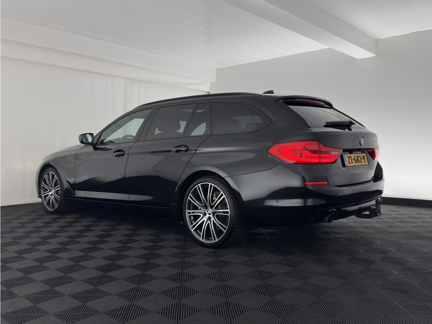 BMW 5 Serie Touring 530d Sportline High Executive Aut. *PANO | LUXURY-LEATHER | FULL-LED | MEMORY-PACK | TOP-VIEW | HEATED-COMFORTSEATS | NAVI-FULLMAP | PRIVACY-GLASS | AMBIENT-LIGHT | ECC | CARPLAY | PDC | TOWBAR | SHIFT-PADDLES | 20"ALU*