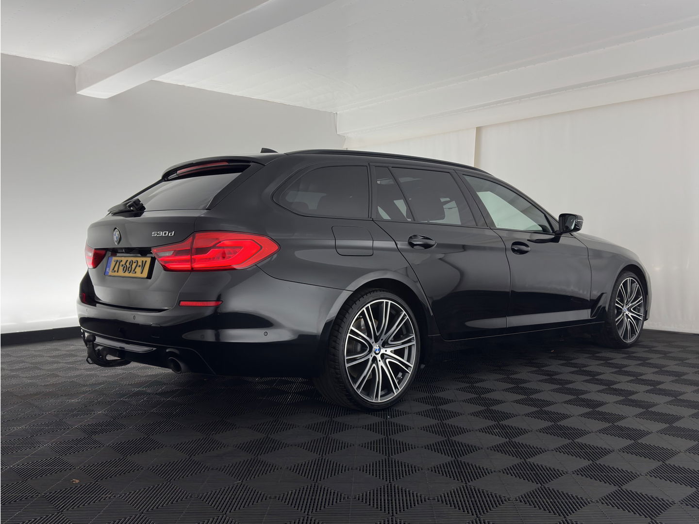 BMW 5 Serie Touring 530d Sportline High Executive Aut. *PANO | LUXURY-LEATHER | FULL-LED | MEMORY-PACK | TOP-VIEW | HEATED-COMFORTSEATS | NAVI-FULLMAP | PRIVACY-GLASS | AMBIENT-LIGHT | ECC | CARPLAY | PDC | TOWBAR | SHIFT-PADDLES | 20"ALU*