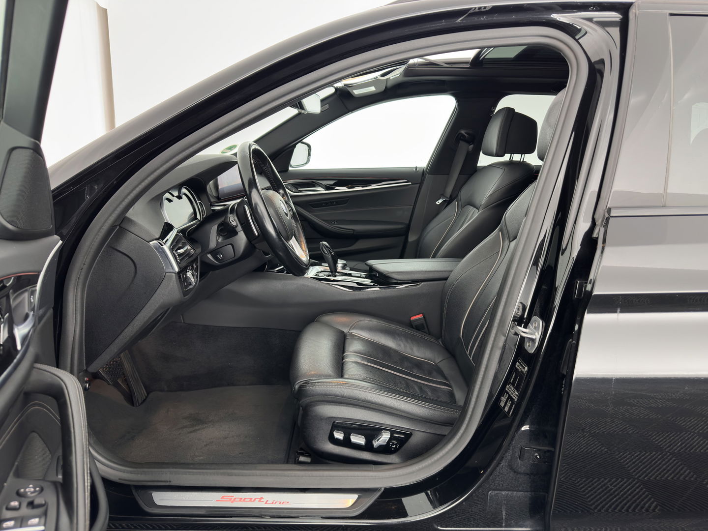 BMW 5 Serie Touring 530d Sportline High Executive Aut. *PANO | LUXURY-LEATHER | FULL-LED | MEMORY-PACK | TOP-VIEW | HEATED-COMFORTSEATS | NAVI-FULLMAP | PRIVACY-GLASS | AMBIENT-LIGHT | ECC | CARPLAY | PDC | TOWBAR | SHIFT-PADDLES | 20"ALU*