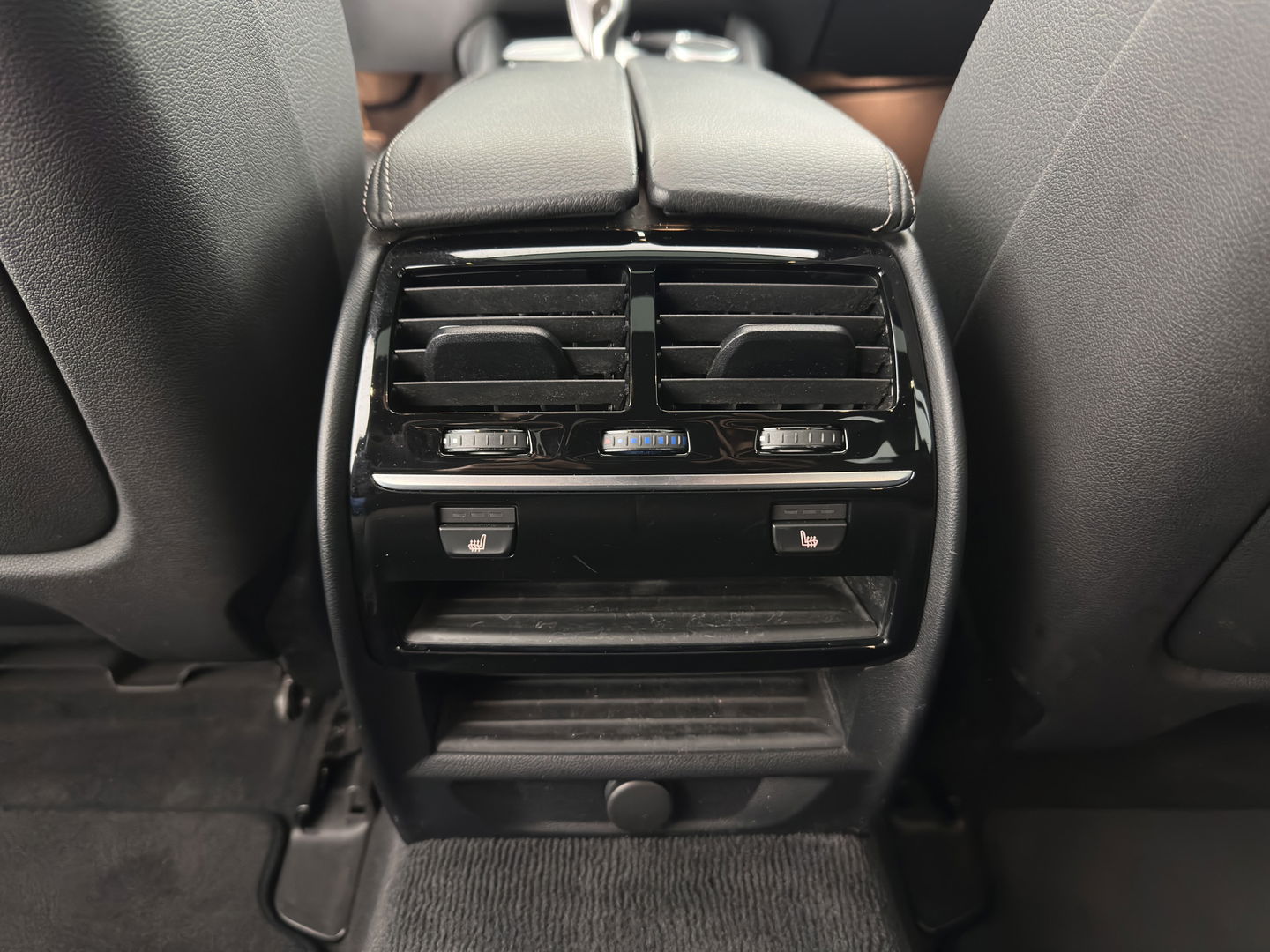 BMW 5 Serie Touring 530d Sportline High Executive Aut. *PANO | LUXURY-LEATHER | FULL-LED | MEMORY-PACK | TOP-VIEW | HEATED-COMFORTSEATS | NAVI-FULLMAP | PRIVACY-GLASS | AMBIENT-LIGHT | ECC | CARPLAY | PDC | TOWBAR | SHIFT-PADDLES | 20"ALU*