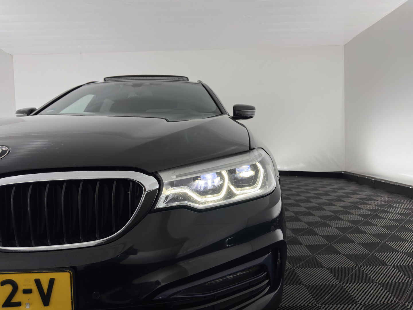 BMW 5 Serie Touring 530d High Executive Aut. *PANO | LUXURY-LEATHER | FULL-LED | MEMORY-PACK | TOP-VIEW | HEATED-COMFORTSEATS | NAVI-FULLMAP | PRIVACY-GLASS | AMBIENT-LIGHT | ECC | PDC | 20''ALU*