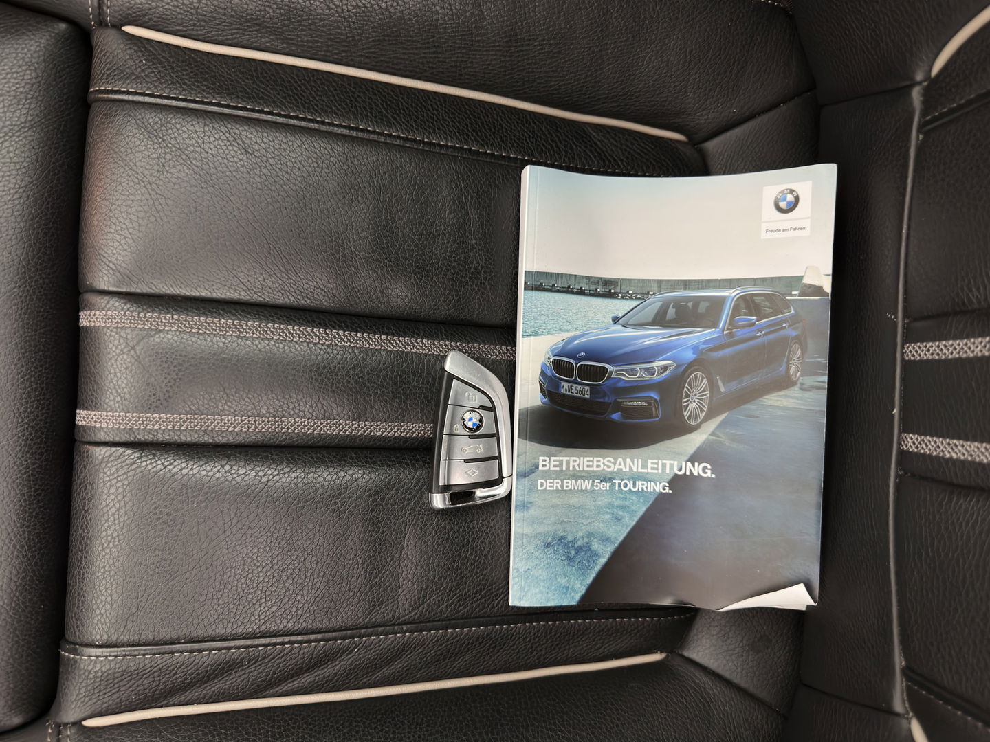BMW 5 Serie Touring 530d High Executive Aut. *PANO | LUXURY-LEATHER | FULL-LED | MEMORY-PACK | TOP-VIEW | HEATED-COMFORTSEATS | NAVI-FULLMAP | PRIVACY-GLASS | AMBIENT-LIGHT | ECC | PDC | 20''ALU*