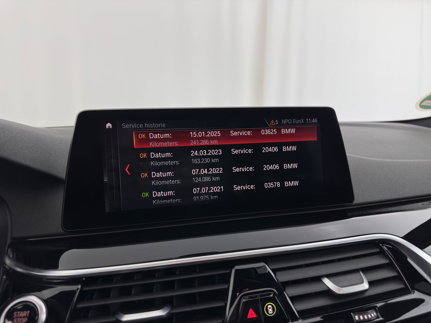 BMW 5 Serie Touring 530d Sportline High Executive Aut. *PANO | LUXURY-LEATHER | FULL-LED | MEMORY-PACK | TOP-VIEW | HEATED-COMFORTSEATS | NAVI-FULLMAP | PRIVACY-GLASS | AMBIENT-LIGHT | ECC | CARPLAY | PDC | TOWBAR | SHIFT-PADDLES | 20"ALU*