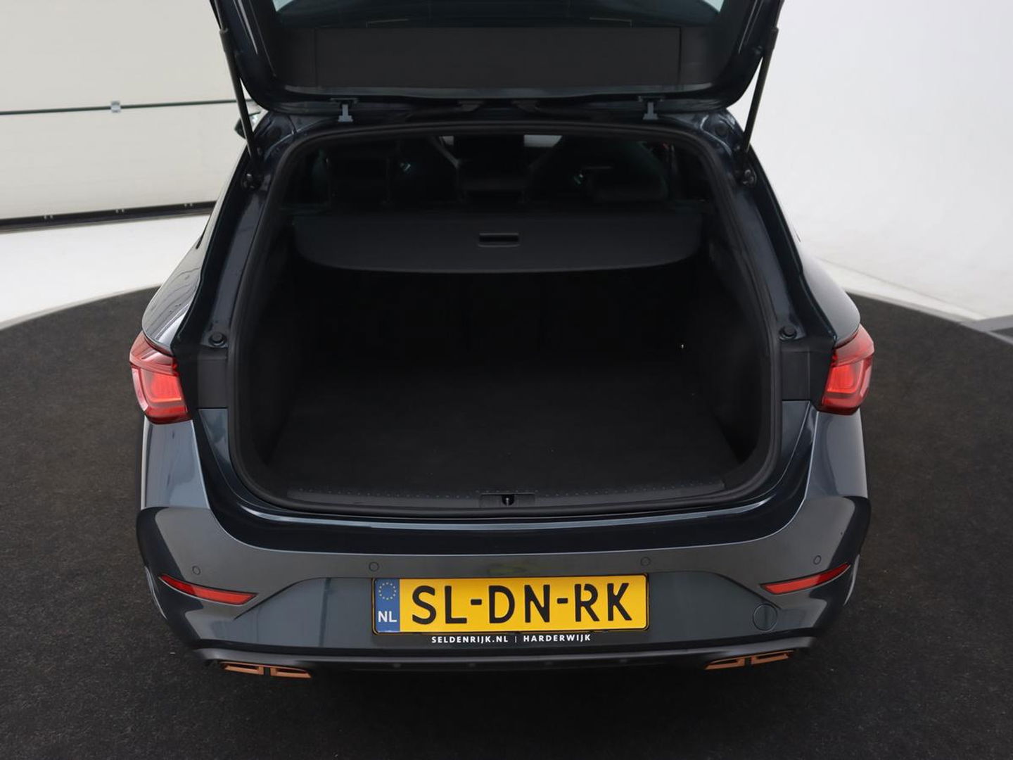 CUPRA Leon 1.4 eHybrid VZ | 245pk | Leder | Stoelverwarming | Memory | Carplay | Navigatie | Sfeerverlichting | Parkeerhulp | Sportstoelen | Keyless | Climate control | Cruise control | PHEV | Plug In