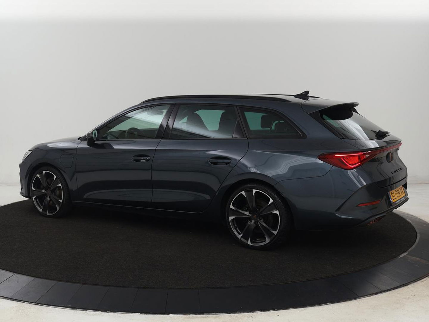CUPRA Leon 1.4 eHybrid VZ | 245pk | Leder | Stoelverwarming | Memory | Carplay | Navigatie | Sfeerverlichting | Parkeerhulp | Sportstoelen | Keyless | Climate control | Cruise control | PHEV | Plug In