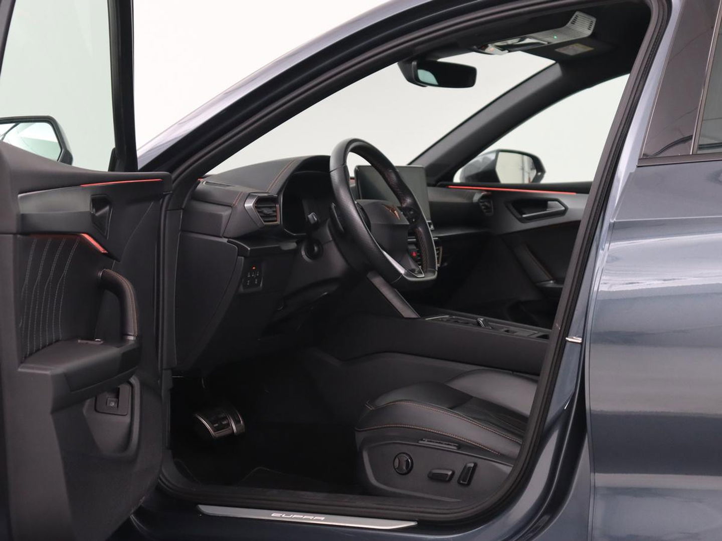 CUPRA Leon 1.4 eHybrid VZ | 245pk | Leder | Stoelverwarming | Memory | Carplay | Navigatie | Sfeerverlichting | Parkeerhulp | Sportstoelen | Keyless | Climate control | Cruise control | PHEV | Plug In