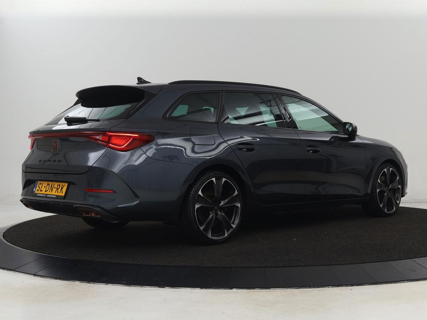 CUPRA Leon 1.4 eHybrid VZ | 245pk | Leder | Stoelverwarming | Memory | Carplay | Navigatie | Sfeerverlichting | Parkeerhulp | Sportstoelen | Keyless | Climate control | Cruise control | PHEV | Plug In
