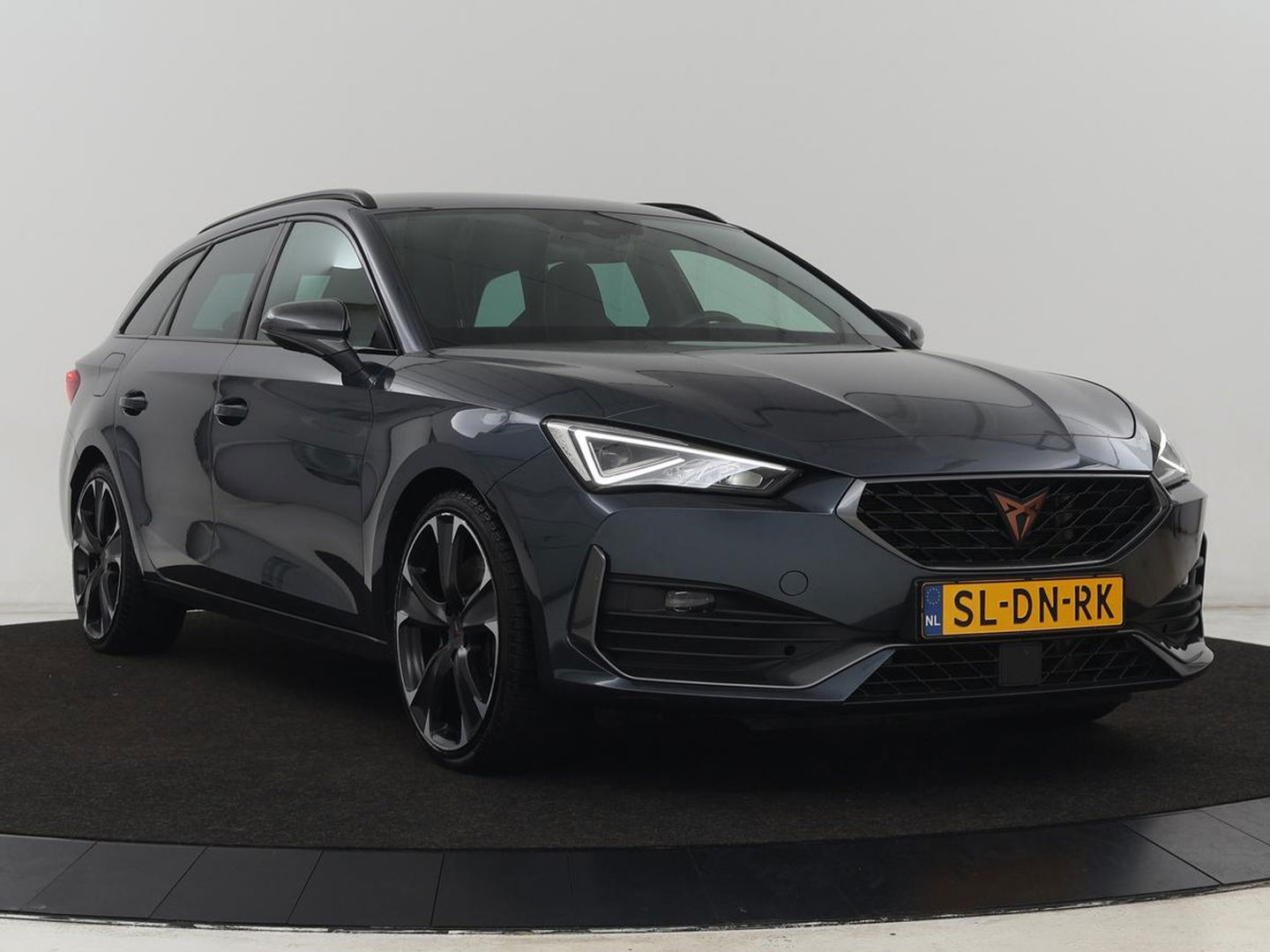 CUPRA Leon 1.4 eHybrid VZ | 245pk | Leder | Stoelverwarming | Memory | Carplay | Navigatie | Sfeerverlichting | Parkeerhulp | Sportstoelen | Keyless | Climate control | Cruise control | PHEV | Plug In
