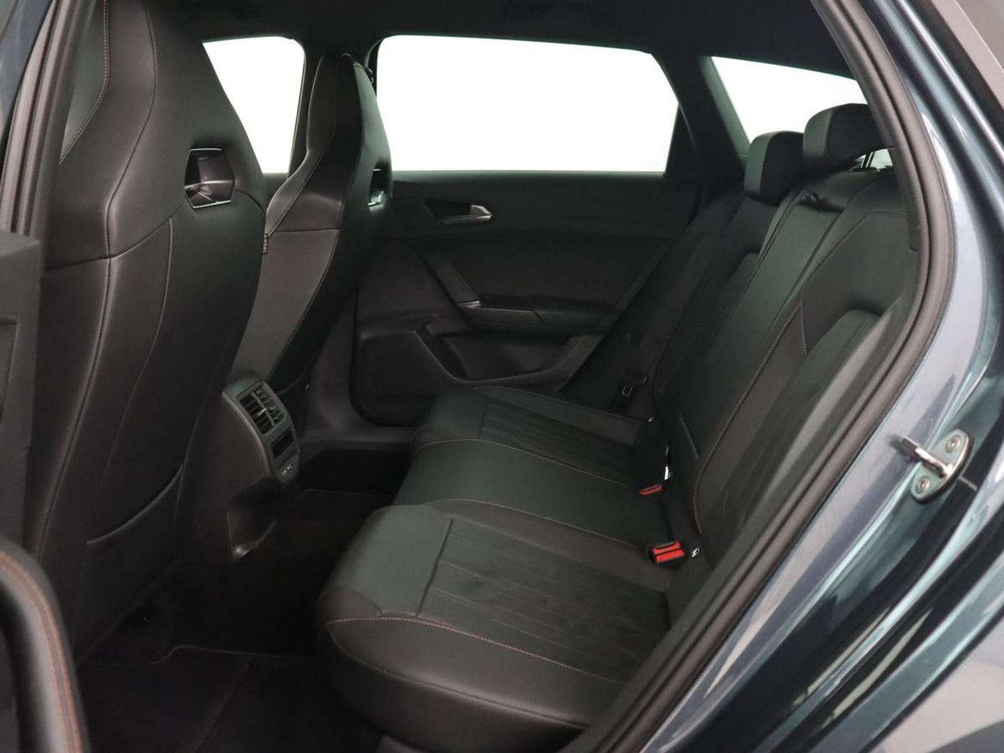 CUPRA Leon 1.4 eHybrid VZ | 245pk | Leder | Stoelverwarming | Memory | Carplay | Navigatie | Sfeerverlichting | Parkeerhulp | Sportstoelen | Keyless | Climate control | Cruise control | PHEV | Plug In