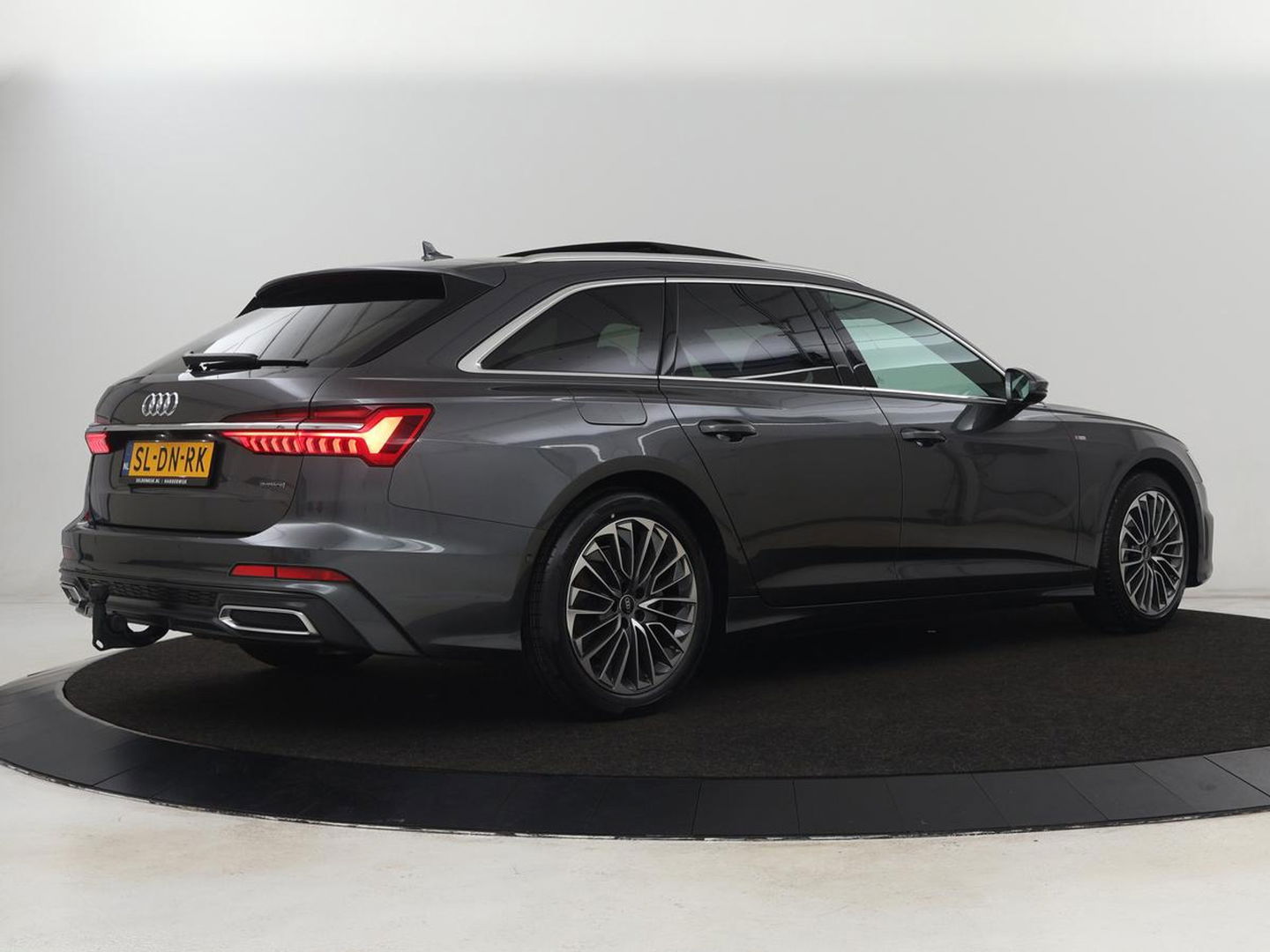 Audi A6 50 TFSIe quattro S edition | Panoramadak | Adaptive cruise | Nappaleder | Stoel & stuurverwarming | Camera | Trekhaak | Keyless | Adaptief onderstel | Carplay | Navigatie | Matrix LED | Getint glas | PHEV | Plug In