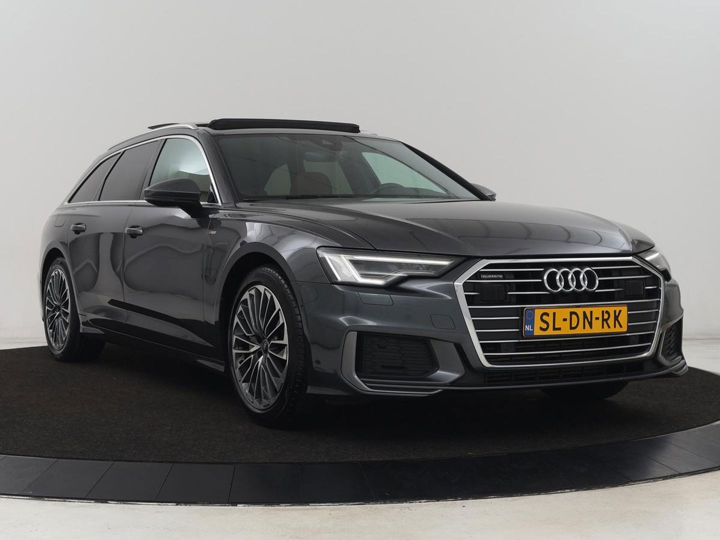 Audi A6 50 TFSIe quattro S edition | Panoramadak | Adaptive cruise | Nappaleder | Stoel & stuurverwarming | Camera | Trekhaak | Keyless | Adaptief onderstel | Carplay | Navigatie | Matrix LED | Getint glas | PHEV | Plug In