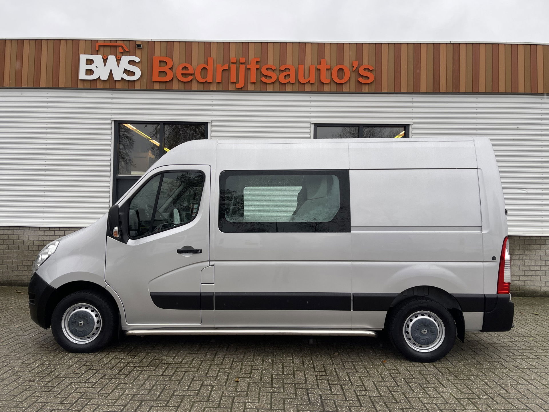 Renault Master T35 2.3 dCi 130pk L2H2 bpm vrij / euro 6 diesel / vaste prijs rijklaar € 19.950 ex btw / DC 7 persoons / zilver metallic / trekhaak 2500 kg / airco / cruise / navigatie