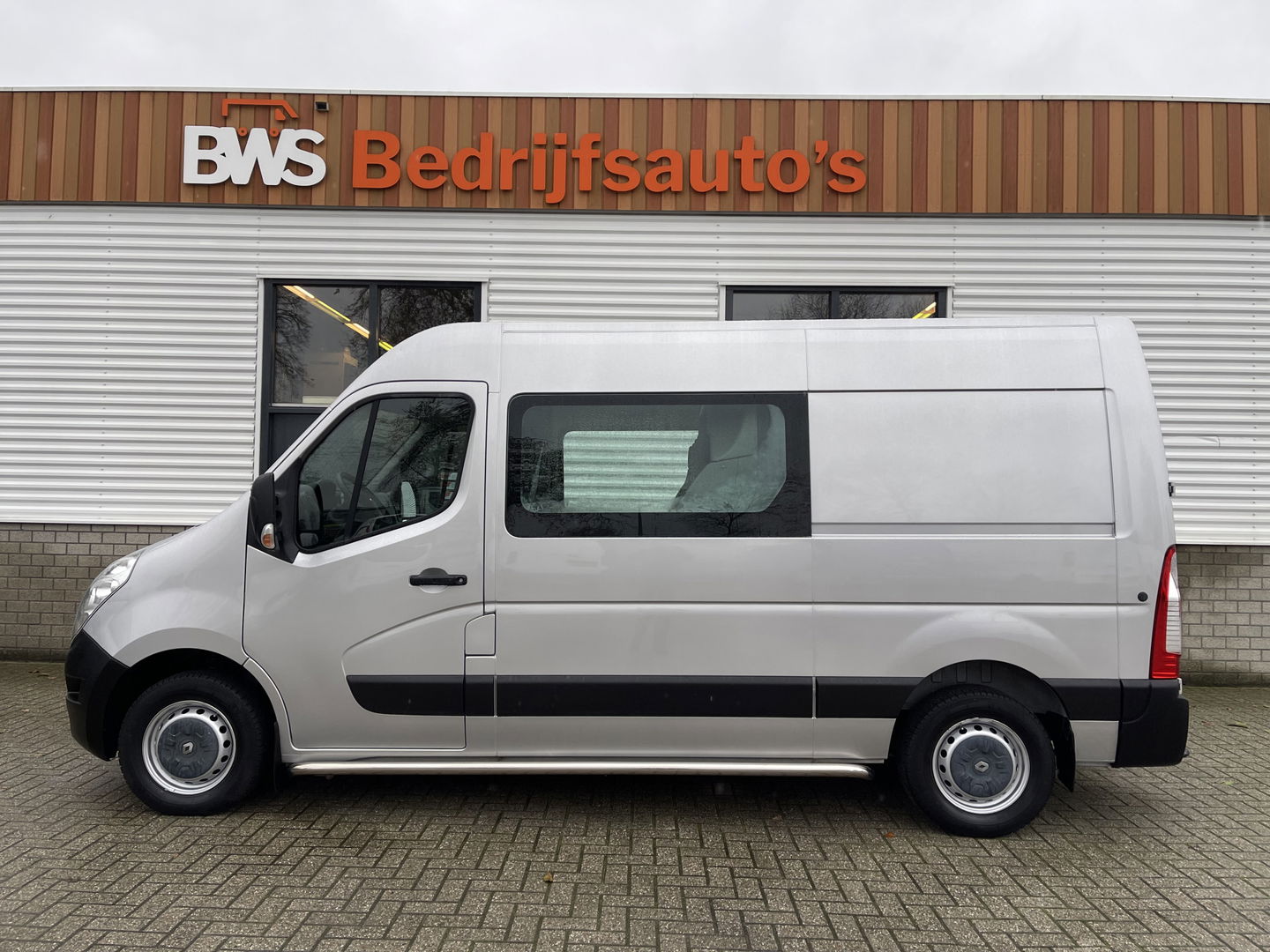 Renault Master T35 2.3 dCi 130pk L2H2 bpm vrij / euro 6 diesel / vaste prijs rijklaar € 19.950 ex btw / DC 7 persoons / zilver metallic / trekhaak 2500 kg / airco / cruise / navigatie