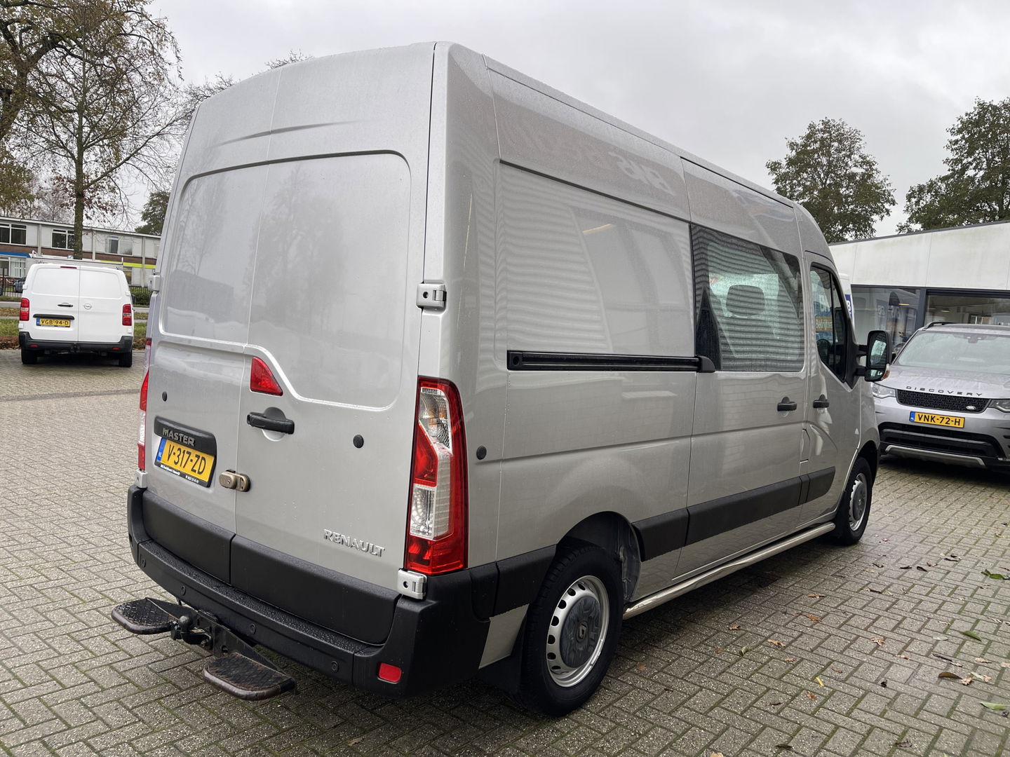 Renault Master T35 2.3 dCi 130pk L2H2 bpm vrij / euro 6 diesel / vaste prijs rijklaar € 19.950 ex btw / DC 7 persoons / zilver metallic / trekhaak 2500 kg / airco / cruise / navigatie