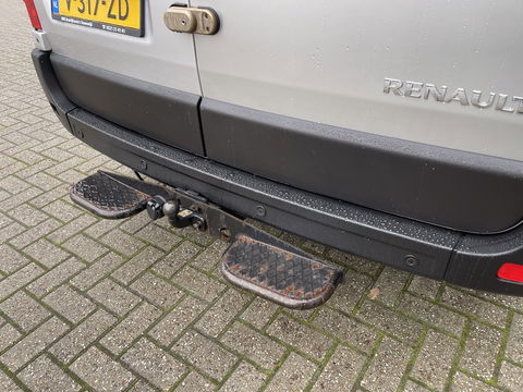 Renault Master T35 2.3 dCi 130pk L2H2 bpm vrij / euro 6 diesel / vaste prijs rijklaar € 19.950 ex btw / DC 7 persoons / zilver metallic / trekhaak 2500 kg / airco / cruise / navigatie
