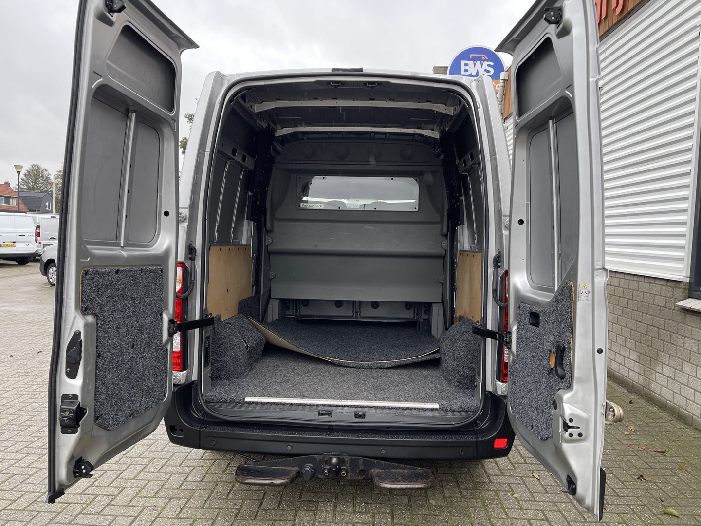 Renault Master T35 2.3 dCi 130pk L2H2 bpm vrij / euro 6 diesel / vaste prijs rijklaar € 19.950 ex btw / DC 7 persoons / zilver metallic / trekhaak 2500 kg / airco / cruise / navigatie