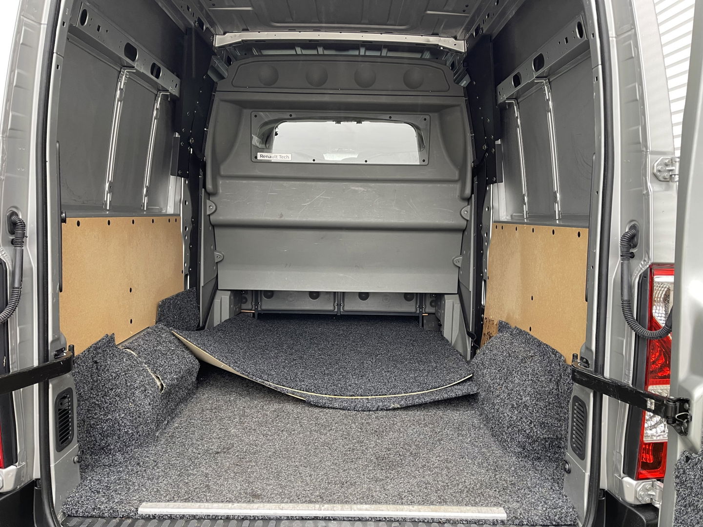 Renault Master T35 2.3 dCi 130pk L2H2 bpm vrij / euro 6 diesel / vaste prijs rijklaar € 19.950 ex btw / DC 7 persoons / zilver metallic / trekhaak 2500 kg / airco / cruise / navigatie