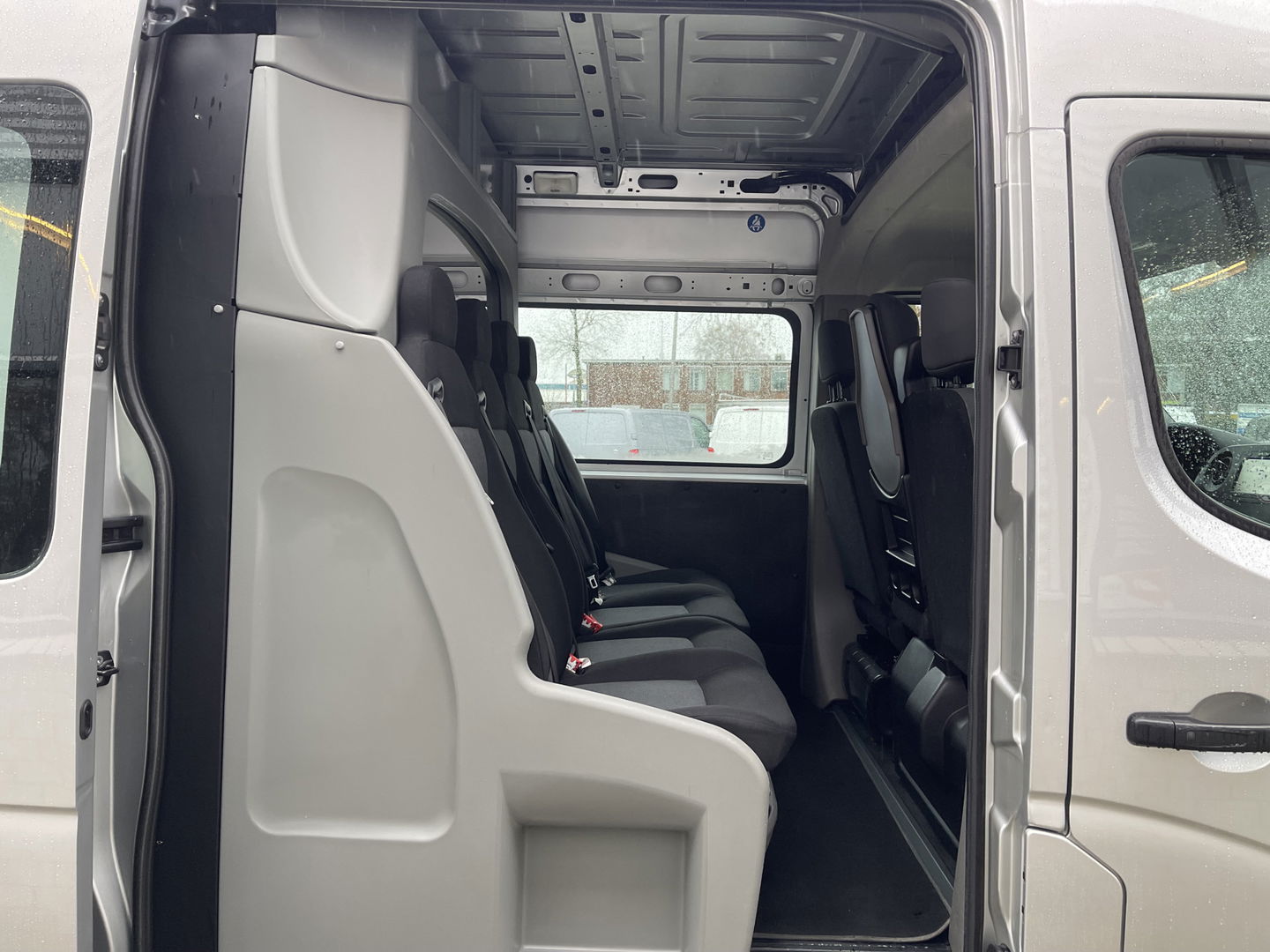 Renault Master T35 2.3 dCi 130pk L2H2 bpm vrij / euro 6 diesel / vaste prijs rijklaar € 19.950 ex btw / DC 7 persoons / zilver metallic / trekhaak 2500 kg / airco / cruise / navigatie