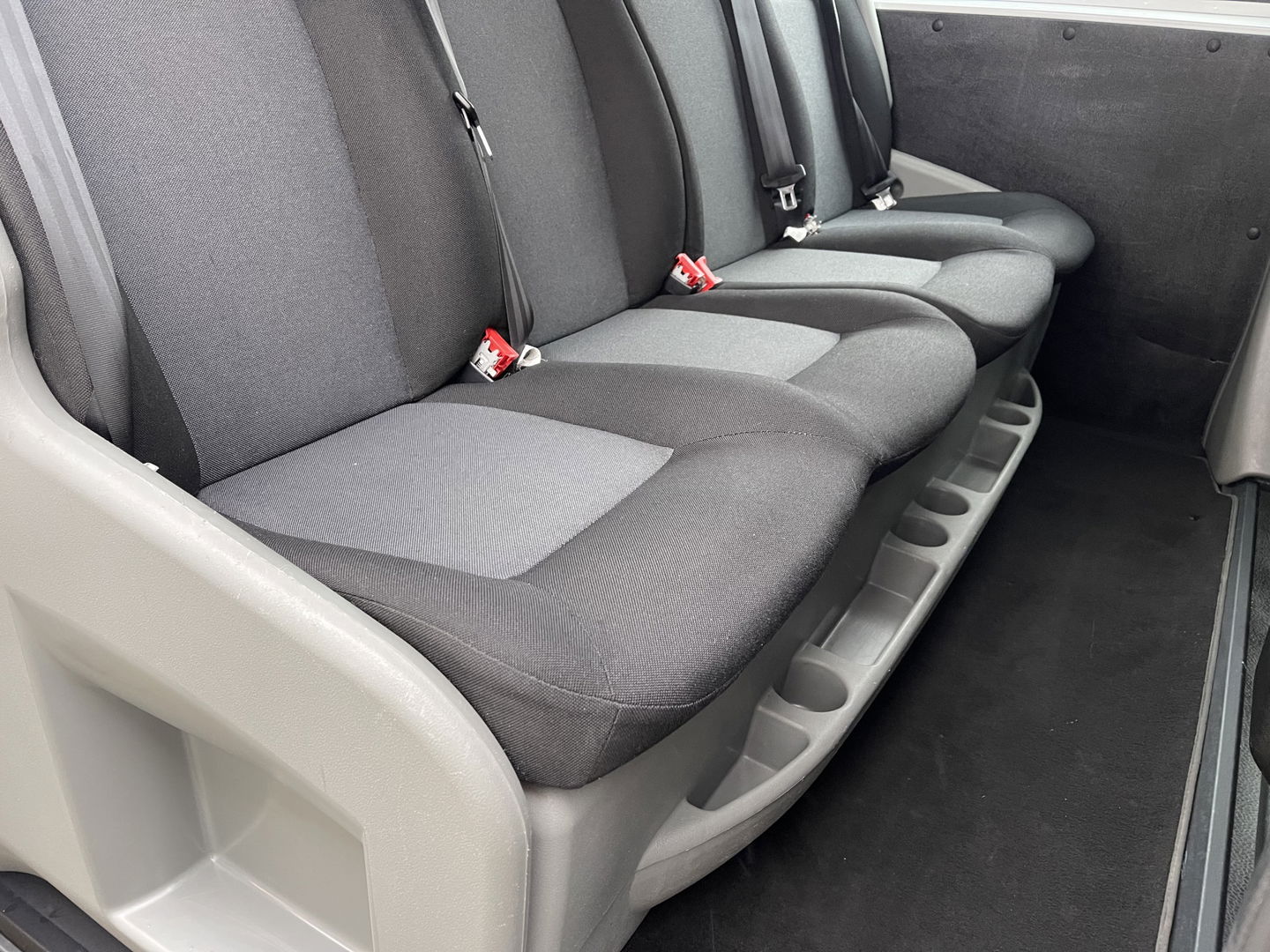 Renault Master T35 2.3 dCi 130pk L2H2 bpm vrij / euro 6 diesel / vaste prijs rijklaar € 19.950 ex btw / DC 7 persoons / zilver metallic / trekhaak 2500 kg / airco / cruise / navigatie