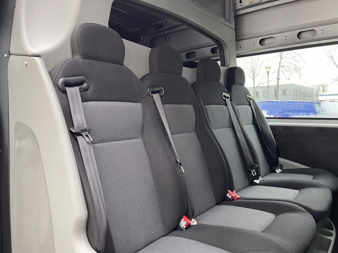 Renault Master T35 2.3 dCi 130pk L2H2 bpm vrij / euro 6 diesel / vaste prijs rijklaar € 19.950 ex btw / DC 7 persoons / zilver metallic / trekhaak 2500 kg / airco / cruise / navigatie