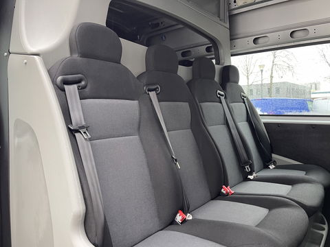 Renault Master T35 2.3 dCi 130pk L2H2 bpm vrij / euro 6 diesel / vaste prijs rijklaar € 19.950 ex btw / DC 7 persoons / zilver metallic / trekhaak 2500 kg / airco / cruise / navigatie