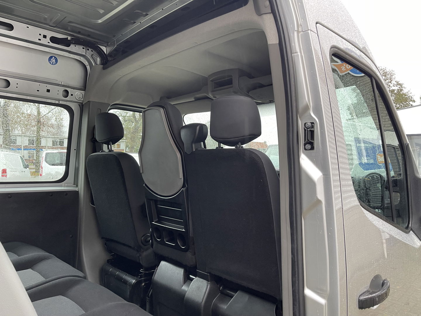 Renault Master T35 2.3 dCi 130pk L2H2 bpm vrij / euro 6 diesel / vaste prijs rijklaar € 19.950 ex btw / DC 7 persoons / zilver metallic / trekhaak 2500 kg / airco / cruise / navigatie