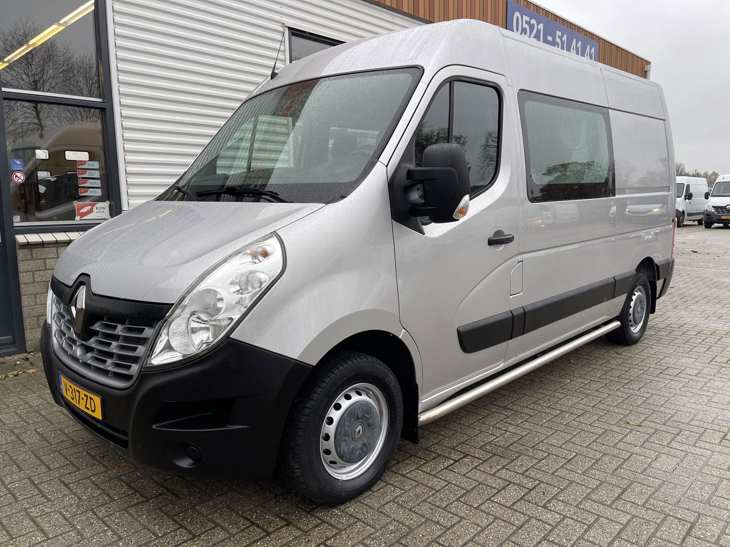 Renault Master T35 2.3 dCi 130pk L2H2 bpm vrij / euro 6 diesel / vaste prijs rijklaar € 19.950 ex btw / DC 7 persoons / zilver metallic / trekhaak 2500 kg / airco / cruise / navigatie