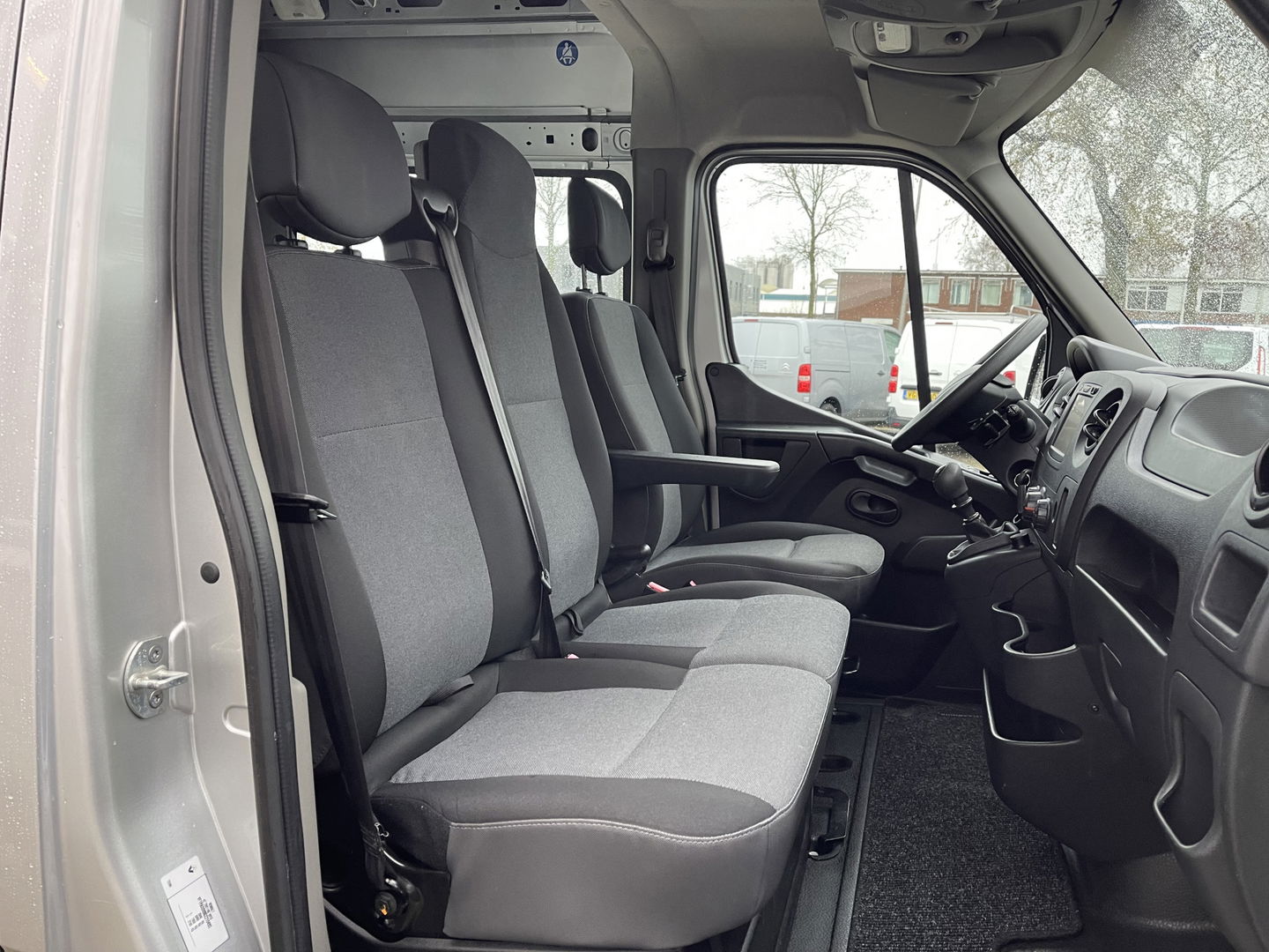 Renault Master T35 2.3 dCi 130pk L2H2 bpm vrij / euro 6 diesel / vaste prijs rijklaar € 19.950 ex btw / DC 7 persoons / zilver metallic / trekhaak 2500 kg / airco / cruise / navigatie