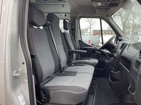 Renault Master T35 2.3 dCi 130pk L2H2 bpm vrij / euro 6 diesel / vaste prijs rijklaar € 19.950 ex btw / DC 7 persoons / zilver metallic / trekhaak 2500 kg / airco / cruise / navigatie