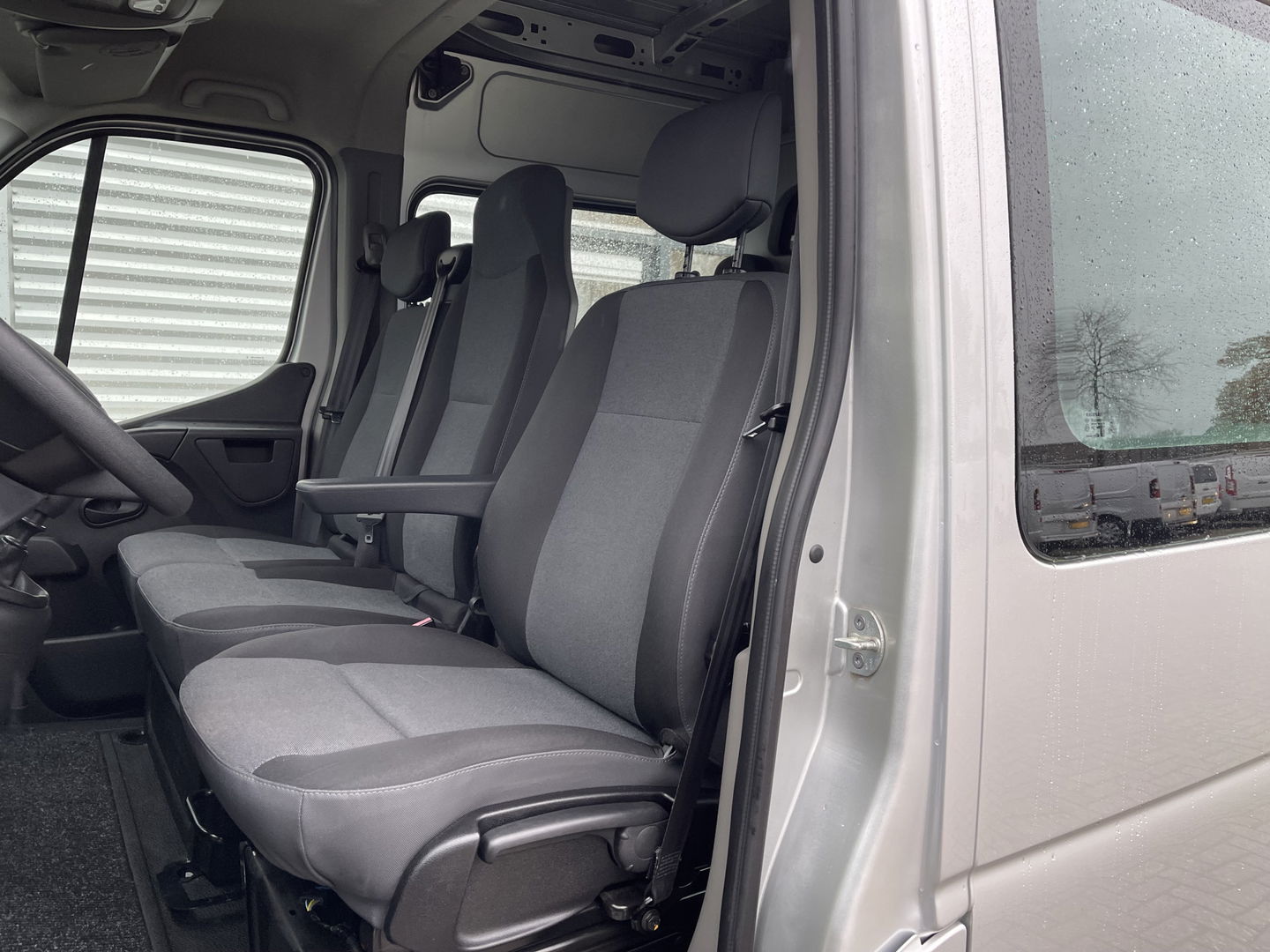 Renault Master T35 2.3 dCi 130pk L2H2 bpm vrij / euro 6 diesel / vaste prijs rijklaar € 19.950 ex btw / DC 7 persoons / zilver metallic / trekhaak 2500 kg / airco / cruise / navigatie