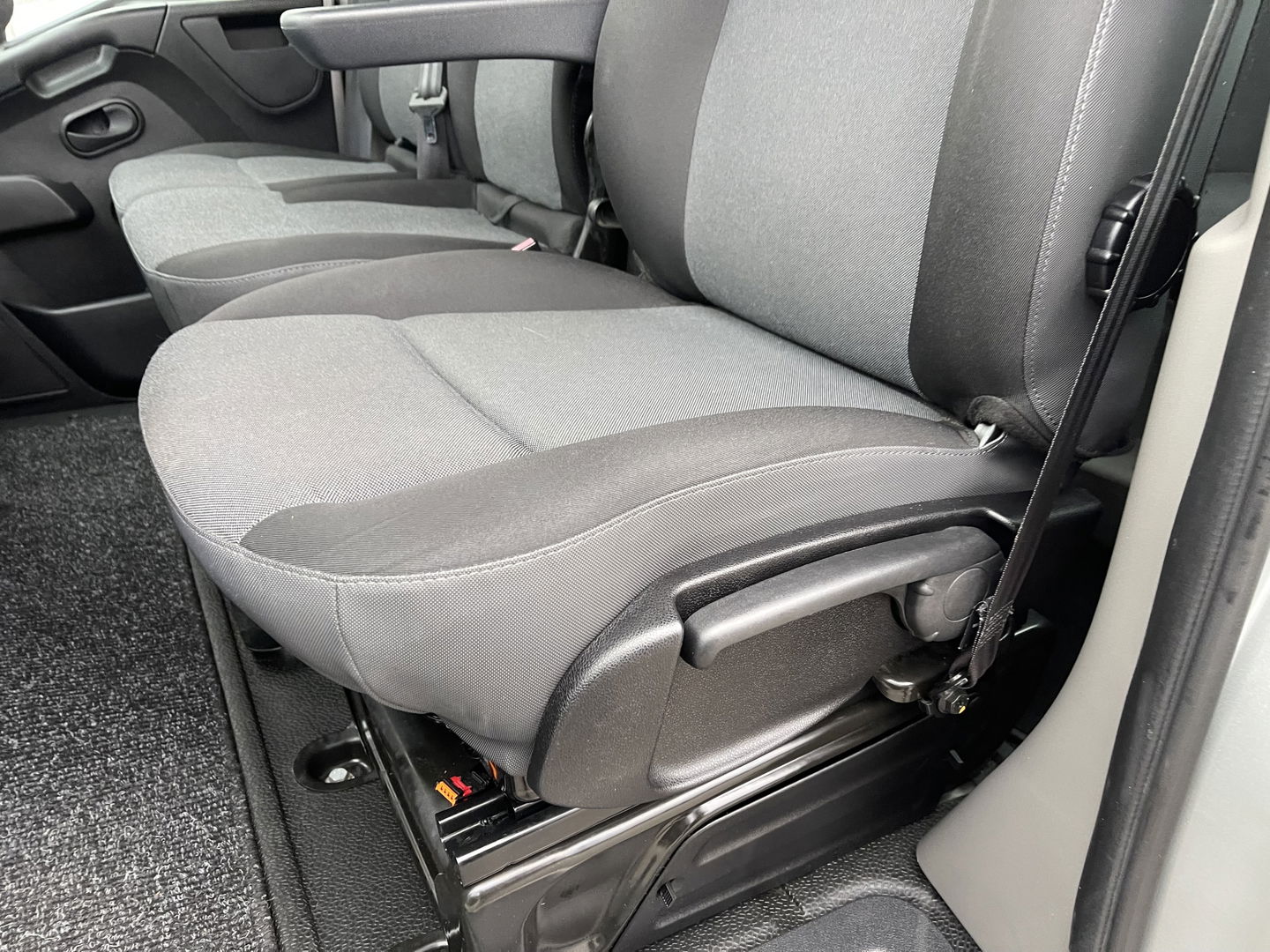 Renault Master T35 2.3 dCi 130pk L2H2 bpm vrij / euro 6 diesel / vaste prijs rijklaar € 19.950 ex btw / DC 7 persoons / zilver metallic / trekhaak 2500 kg / airco / cruise / navigatie