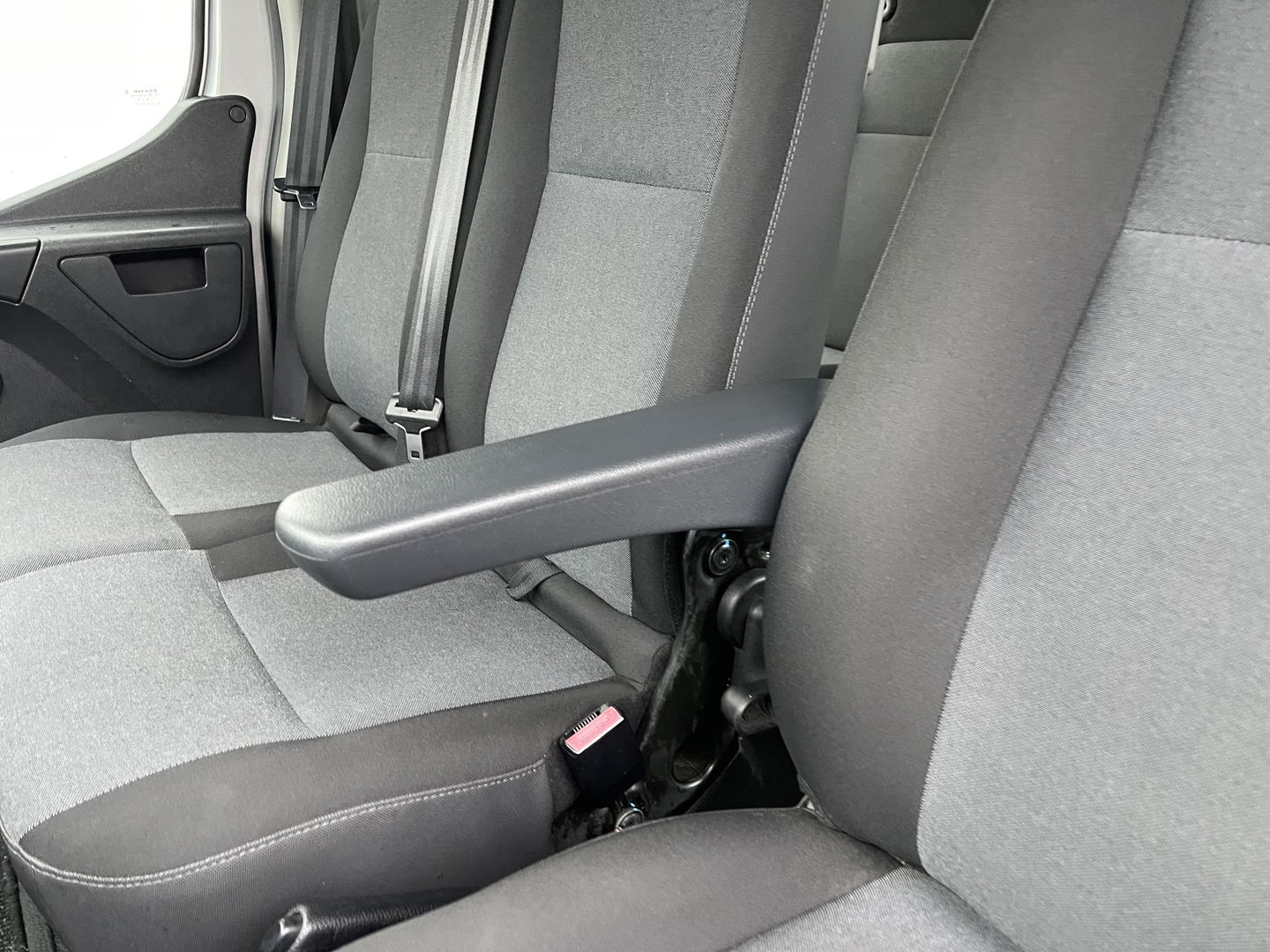 Renault Master T35 2.3 dCi 130pk L2H2 bpm vrij / euro 6 diesel / vaste prijs rijklaar € 19.950 ex btw / DC 7 persoons / zilver metallic / trekhaak 2500 kg / airco / cruise / navigatie