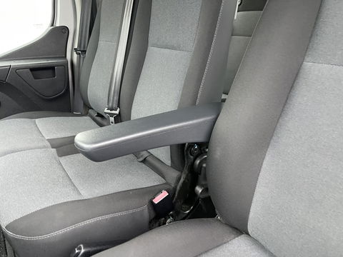 Renault Master T35 2.3 dCi 130pk L2H2 bpm vrij / euro 6 diesel / vaste prijs rijklaar € 19.950 ex btw / DC 7 persoons / zilver metallic / trekhaak 2500 kg / airco / cruise / navigatie