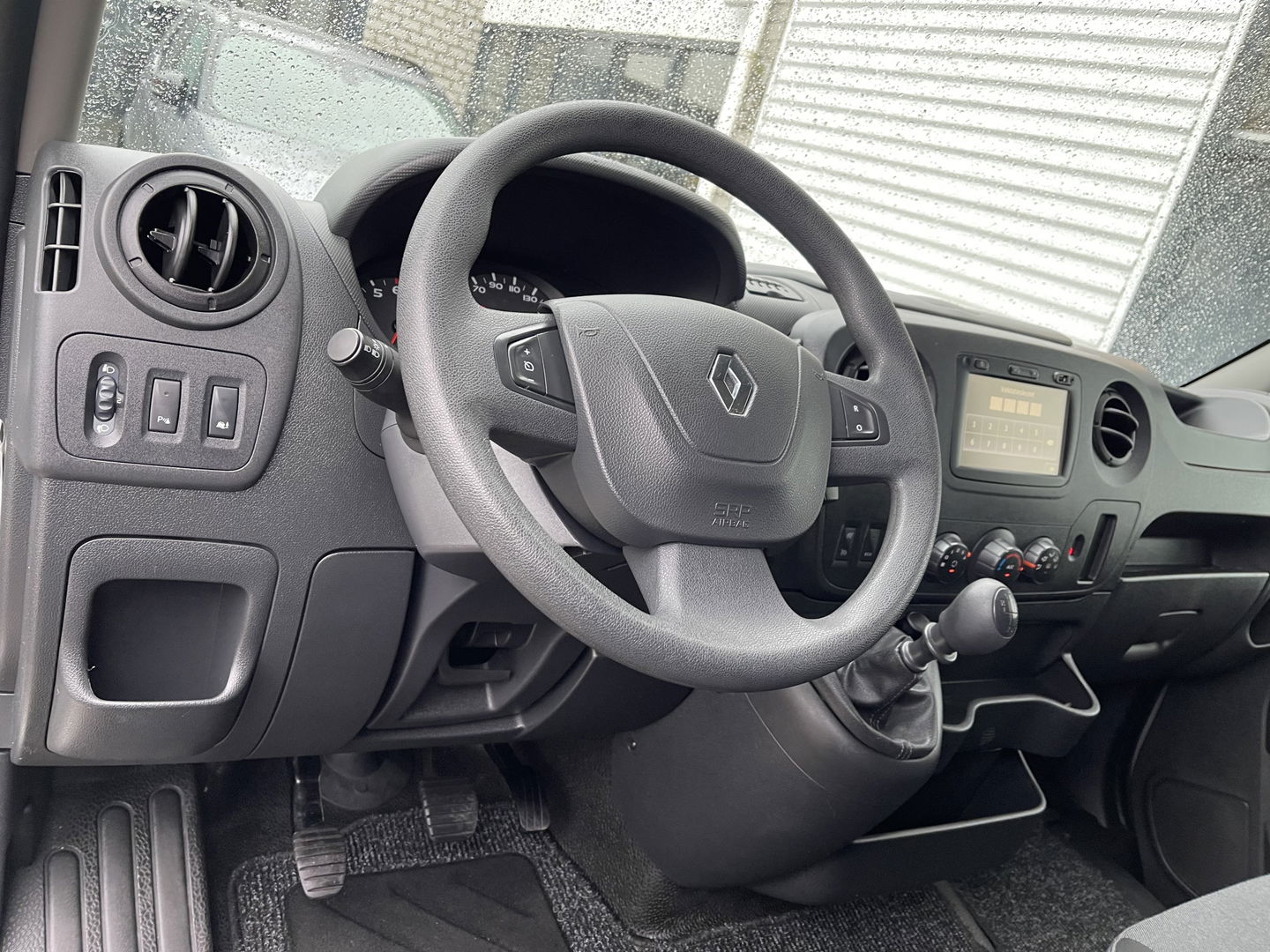Renault Master T35 2.3 dCi 130pk L2H2 bpm vrij / euro 6 diesel / vaste prijs rijklaar € 19.950 ex btw / DC 7 persoons / zilver metallic / trekhaak 2500 kg / airco / cruise / navigatie