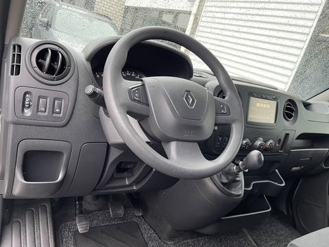 Renault Master T35 2.3 dCi 130pk L2H2 bpm vrij / euro 6 diesel / vaste prijs rijklaar € 19.950 ex btw / DC 7 persoons / zilver metallic / trekhaak 2500 kg / airco / cruise / navigatie