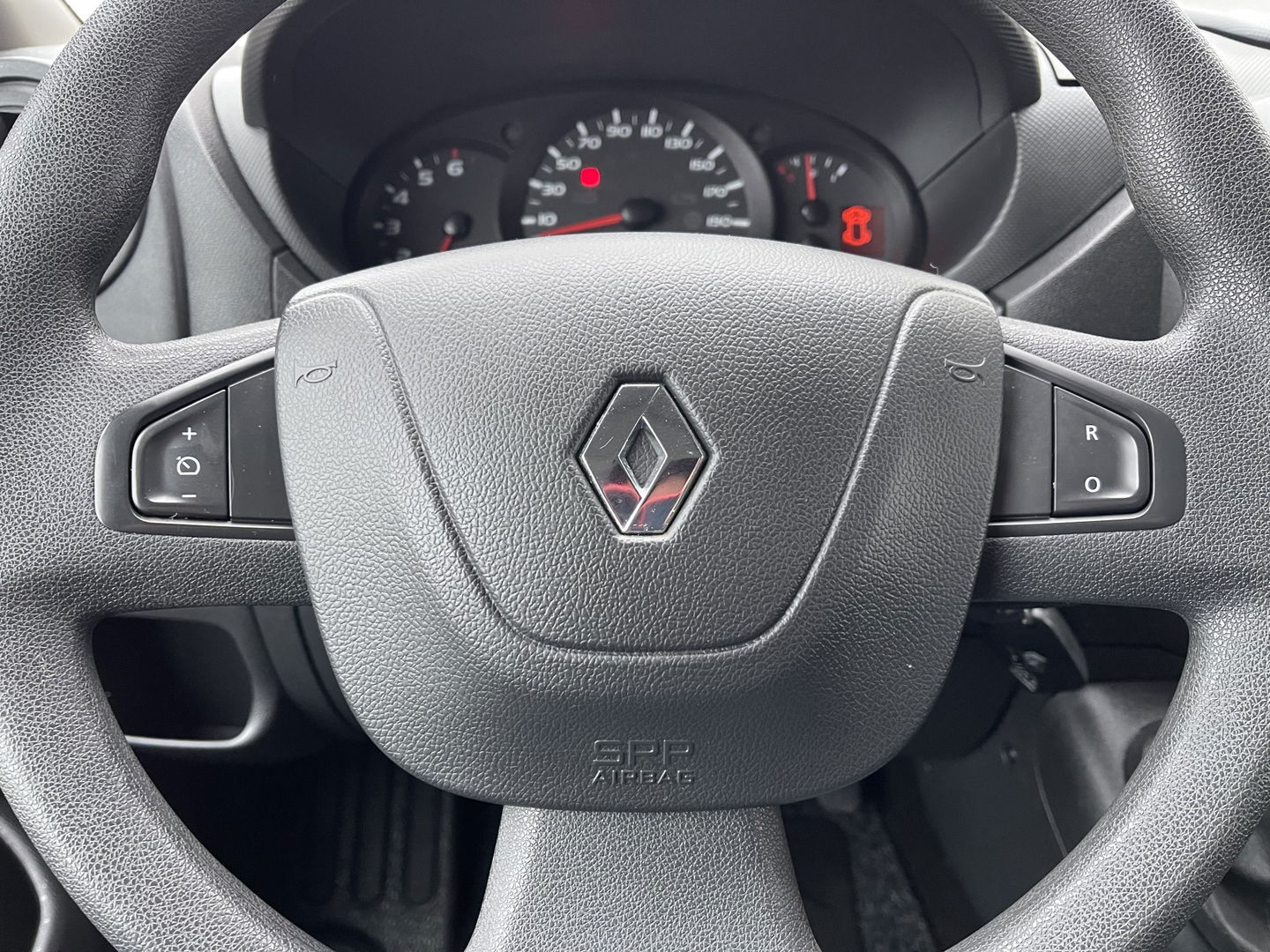 Renault Master T35 2.3 dCi 130pk L2H2 bpm vrij / euro 6 diesel / vaste prijs rijklaar € 19.950 ex btw / DC 7 persoons / zilver metallic / trekhaak 2500 kg / airco / cruise / navigatie